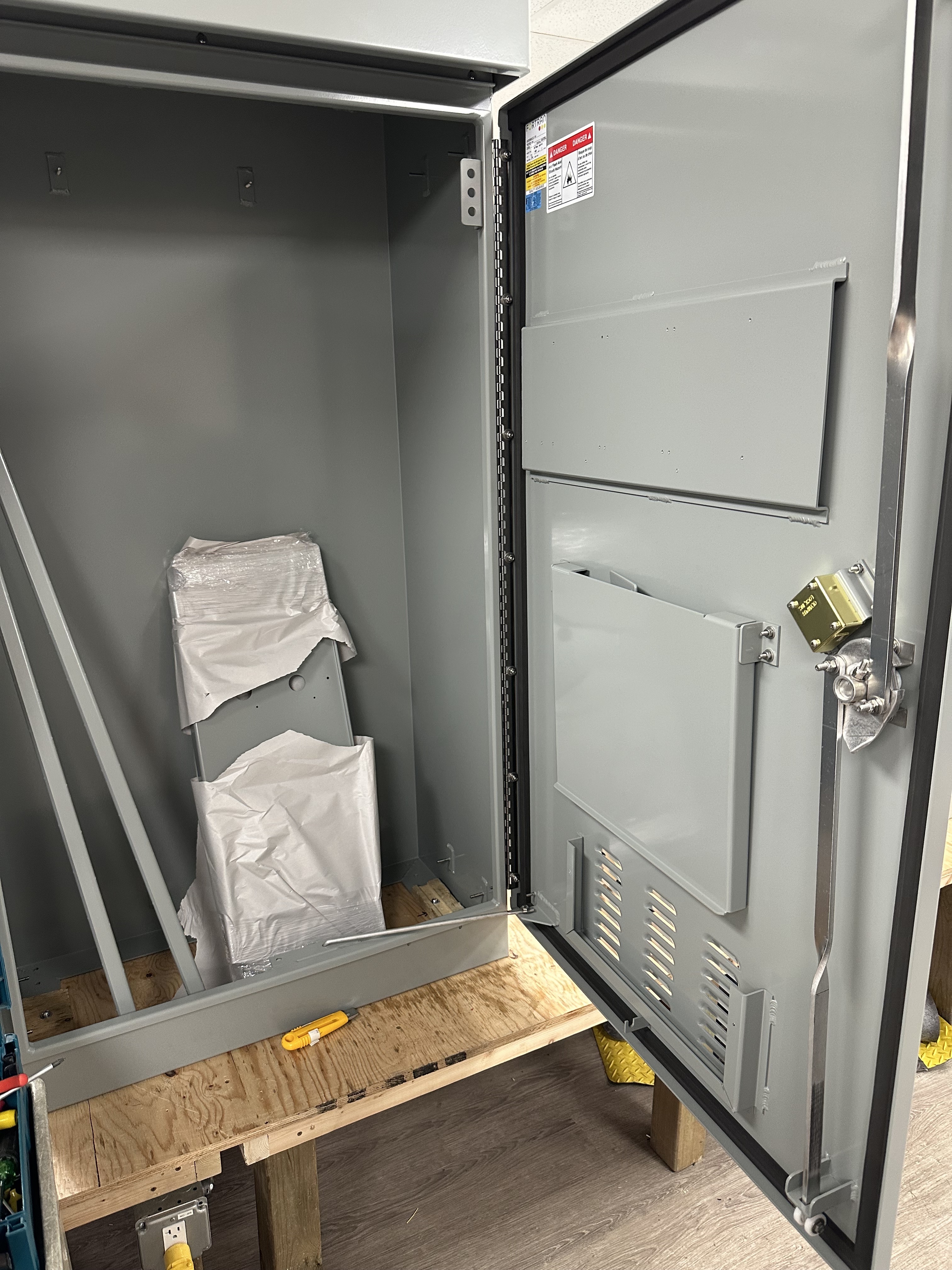 Traffic cabinet lock mechanism with security latch